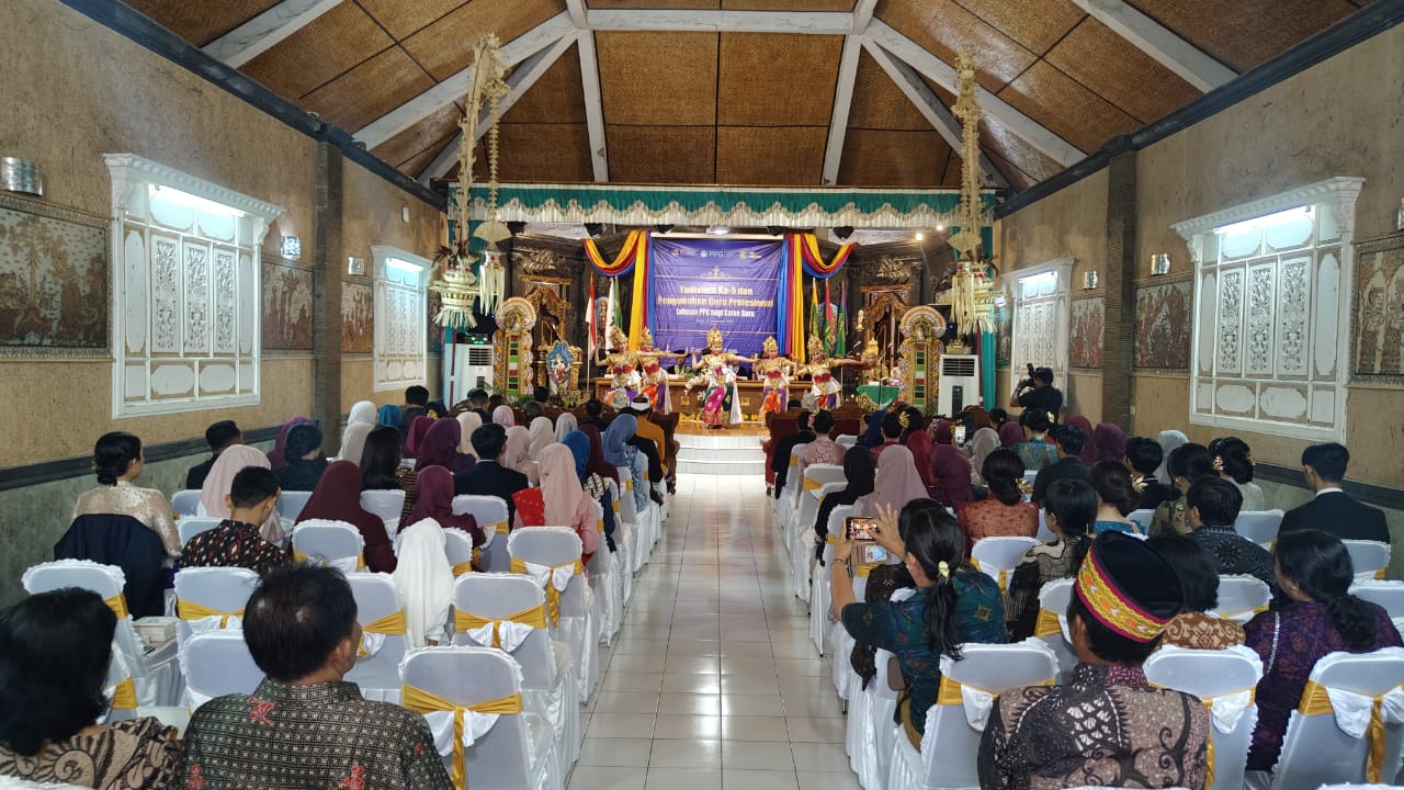 Gambar Yudisium ke-5 dan pengukuhan guru profesional lulusan program PPG 3