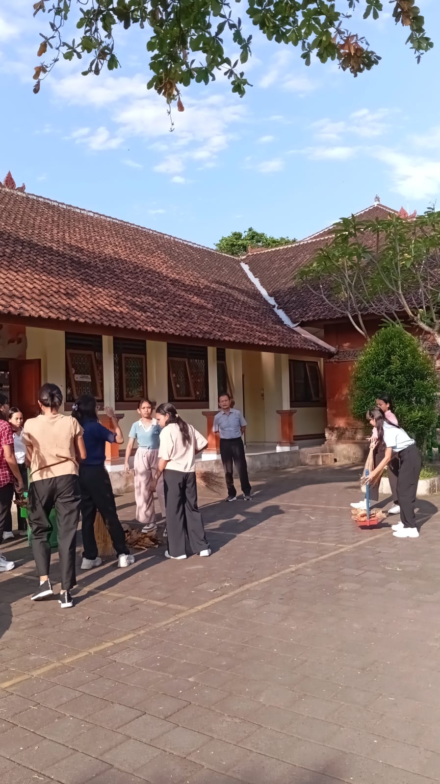 Gambar Kerja bakti dalam rangka World Cleanup Day 4