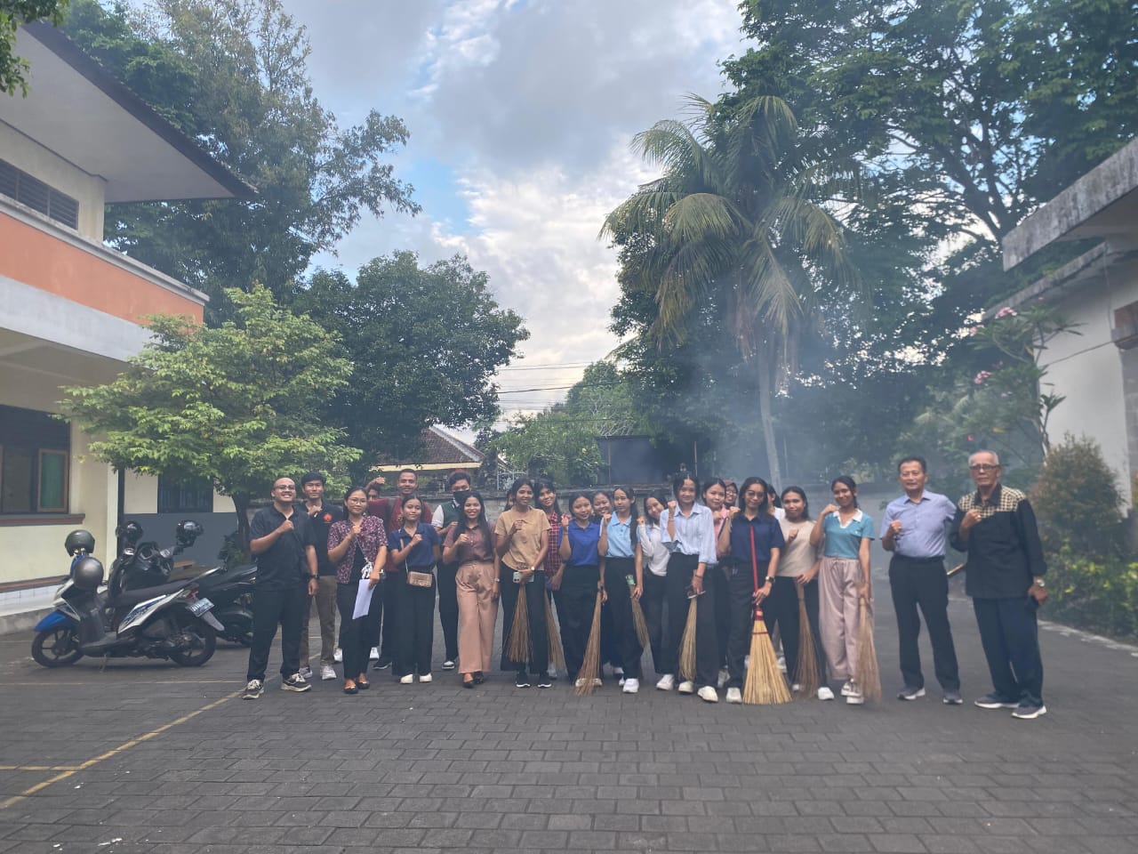 Gambar Kerja bakti dalam rangka World Cleanup Day 1